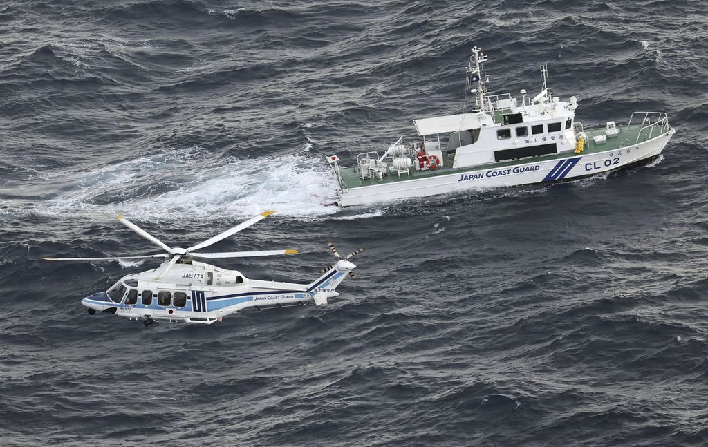 Helikopter penjaga pantai Jepang dan kapal patroli menggelar operasi pencarian dan penyelamatan di perairan saat pesawat militer AS, V-22 Osprey, jatuh di lepas pantai Pulau Yakushima, Jepang, 30 November 2023. 