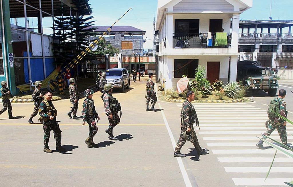 Tentara Filipina melintas di dalam Kantor Pemerintah Provinsi Lanao del Sur, kota Marawi, Filipina selatan, Minggu (9/7). Pasukan militer Filipina terus menggempur posisi milisi kelompok Maute lewat serangan udara. Meskipun terkepung, milisi kelompok Maute masih bertahan  di tengah kota Marawi.