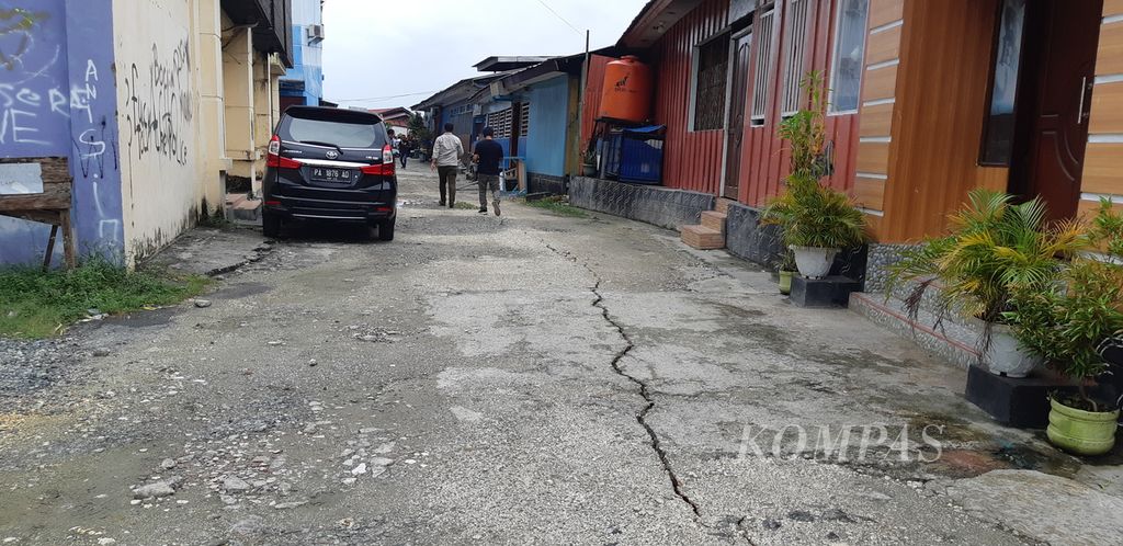 Salah satu ruas jalan di daerah Dok II, Kota Jayapura, Papua, yang mengalami kerusakan pascagempa bumi berkekuatan M 5,2 pada Kamis (9/2/2023).