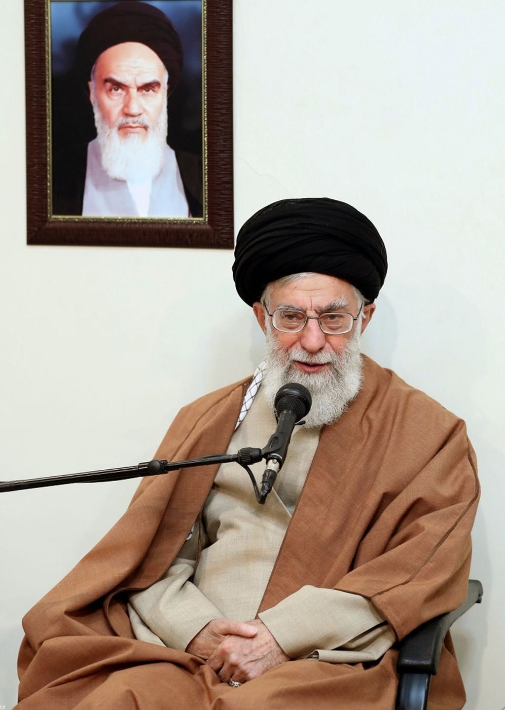 Foto yang dirilis kantor Pemimpin Tertinggi Iran memperlihatkan Pemimpin Tertinggi Iran Ayatollah Ali Khamenei menyampaikan pernyataan terkait unjuk rasa di Iran dalam beberapa hari terakhir di Teheran, Selasa (2/10/2022).