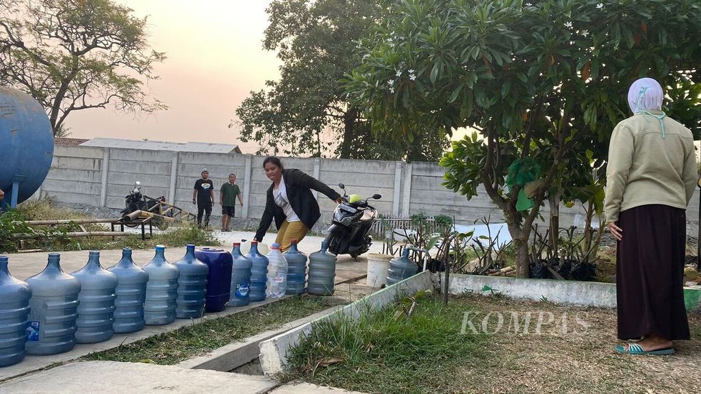 Warga Perumahan Pondok Permata, Babelan, Kabupaten Bekasi, Jawa Barat, memadati Kantor Teknik Babelan, Selasa (19/9/2023) sore, untuk mengambil air.