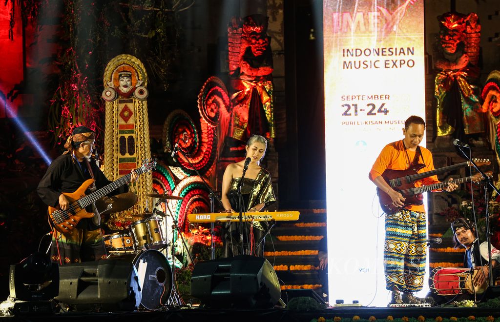 Penampilan Chandra Irawan dari Nusa Tenggara Barat di hari ketiga Indonesian Music Expo (Imex) 2023 di Museum Puri Lukisan, Ubud, Bali, Sabtu (23/09/2023) malam. 