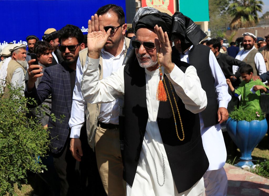 Presiden Afghanistan Ashraf Ghani pergi setelah pertemuan di Jalalabad, Afghanistan, 3 Maret 2020.