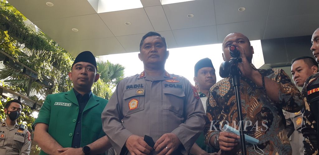 Kapolda Metro Jaya Inspektur Jenderal Fadil Imran (tengah) usai menjenguk Cristalino David Ozora, korban penganiayaan berat di RS Mayapada, Jakarta Selatan, Selasa (7/3/2023).