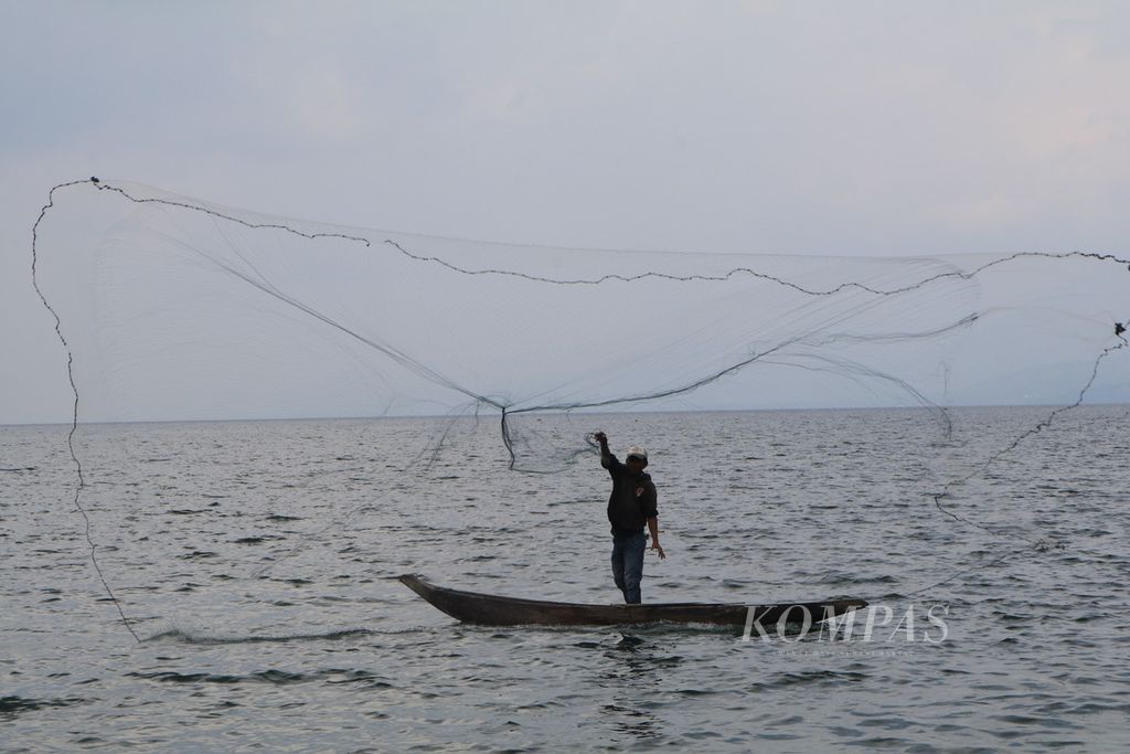 Nelayan menebarkan jala untuk menangkap ikan bilih di Danau Singkarak di Nagari (Desa) Sumpur, Kecamatan Batipuh Selatan, Kabupaten Tanah Datar, Sumatera Barat, Kamis (22/6/2023). 