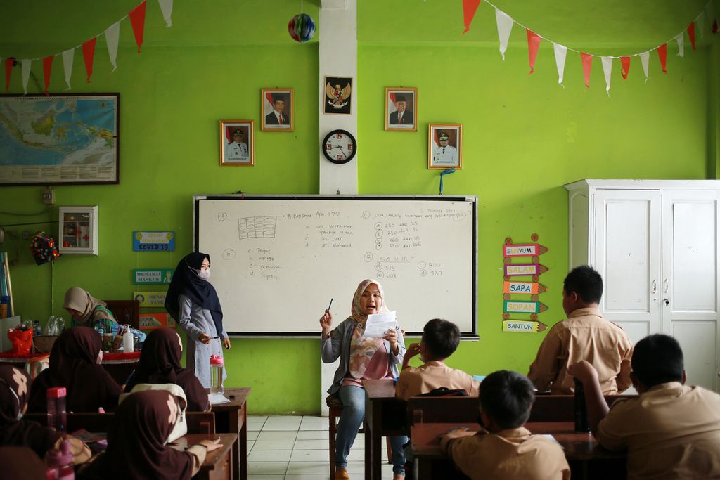 Orangtua murid memberikan penjelasan kepada siswa dan siswi SDN Pondok Cina 1, Depok, Jawa Barat, Rabu (16/11/2022). 