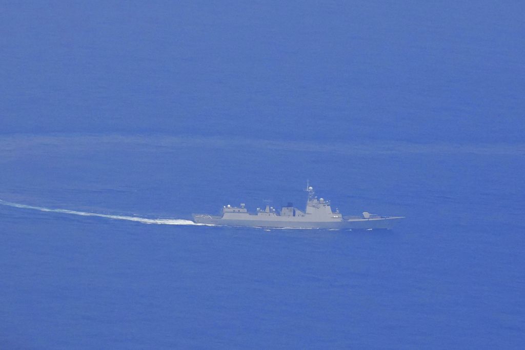 Dalam foto yang dirilis oleh Kementerian Pertahanan Taiwan, tampak kapal perusak berpeluru kendali milik Tentara Pembebasan Rakyat China tengah berlayar di dekat Taiwan pada Kamis (23/5/2024).