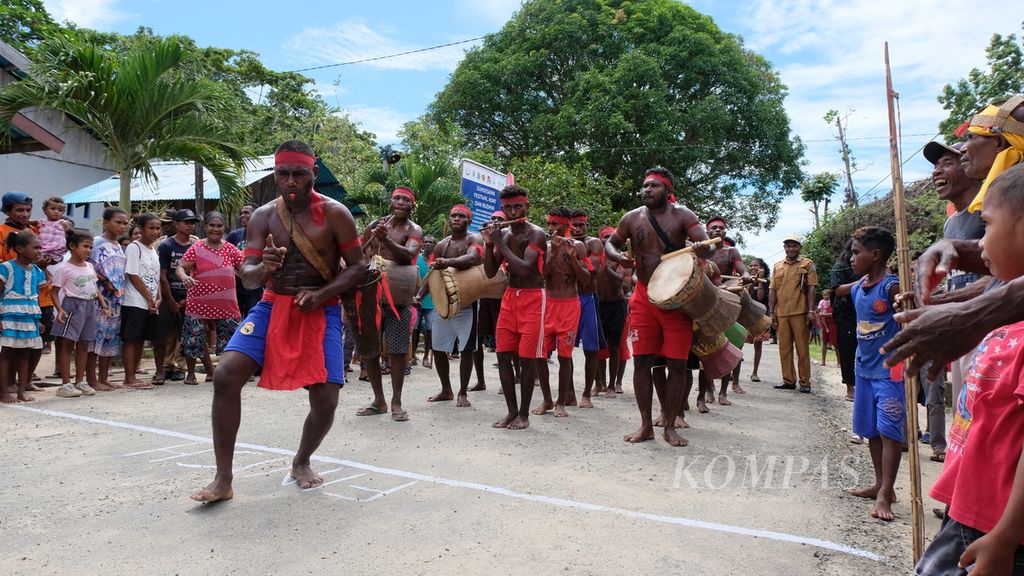Sekelompok pemuda mempertunjukkan kesenian suling tambur pada festival budaya di Kampung Salafen, Distrik Misool Utara, Kabupaten Raja Ampat, Papua Barat, Selasa (28/6/2022).