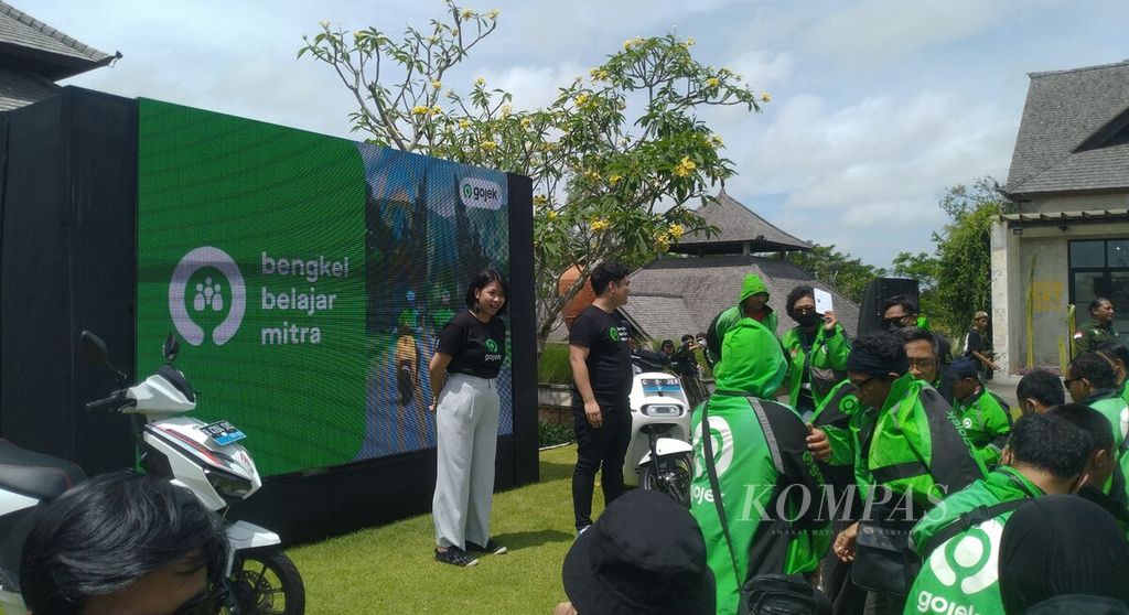 Gojek mengadakan pelatihan bagi mitra GoRide di Bali. Head of Global Marketing GoRide Gojek Stella Darmadi (kiri) bersama District Head Bali Gojek Rayi Bimantara (kanan) dalam acara kegiatan Bengkel Belajar Mitra (BBM), yang diselenggarakan Gojek di Jimbaran, Kuta Selatan, Badung, Rabu (21/9/2022). 