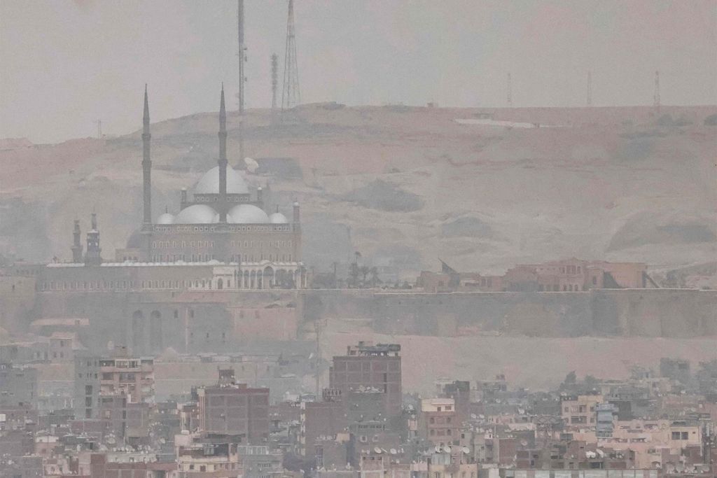 Masjid Mohamed Ali dan Cairo Citadel terlihat samar-samar akibat tersaput debu yang diterbangkan badai pasir di Kairo, Mesir, 1 Juni 2023. 
