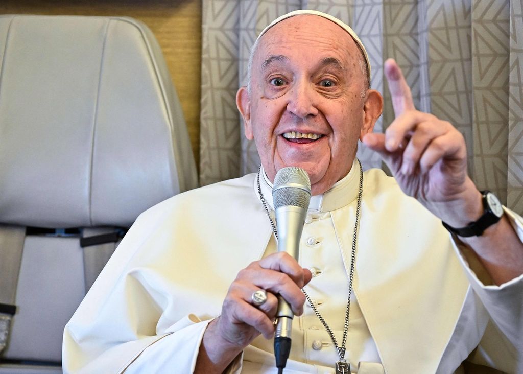 Paus Fransiskus berbicara di dalam pesawat yang terbang dari Nur-Sultan ke Roma setelah kunjungan tiga harinya ke Kazakhstan pada 15 September 2022.