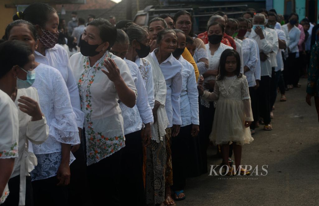 Warga antre bersilaturahim kepada tetangga mereka saat perayaan Idul Fitri di Dusun Tekelan, Desa Batur, Kecamatan Getasan, Kabupaten Semarang, Jawa Tengah, Senin (2/5/2022). 