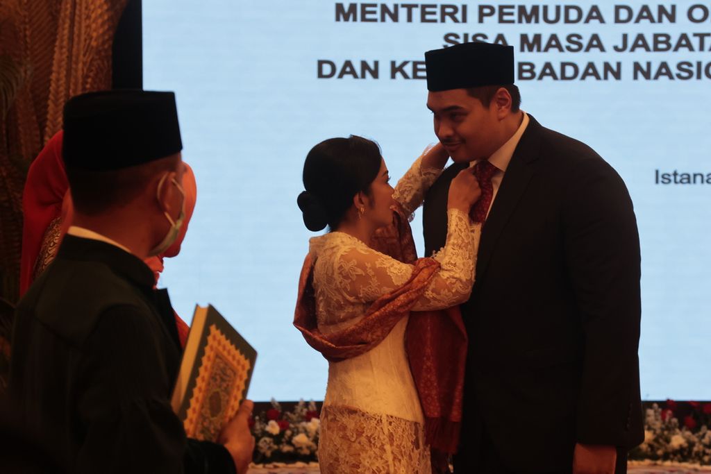 Niena Kirana merapikan setelan jas suaminya, Ario Bimo Nandito Ariotedjo, sesaat sebelum Dito dilantik sebagai Menteri Pemuda dan Olahraga oleh Presiden Joko Widodo, Senin (3/4/2023), di Istana Negara, Jakarta.