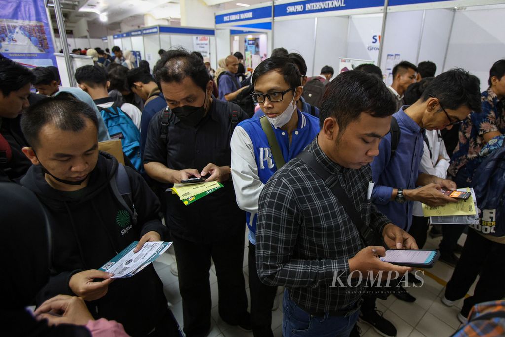 Aktivitas para pencari keja saat mengikuti Jakarta Job Fair di Mall Grand ITC Permata Hijau, Jakarta Selatan, Selasa (13/8/2024). Para pencari kerja resah dengan adanya pembatasan usia kerja.