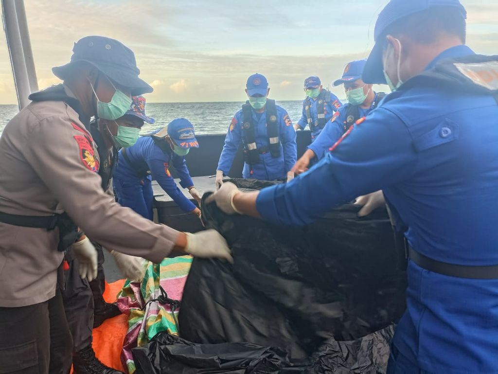 Petugas kepolisian mengevakuasi jenazah korban kapal LCT Bora V di perairan Tagulandang, Sulawesi Utara, Senin (22/1/2024). 