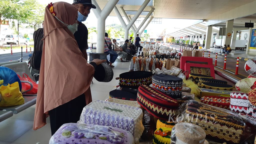 Pelaku UMKM di Lampung berjualan aneka produk makanan dan kerajinan tangan di Bandara Radin Inten II, Lampung Selatan, Senin (25/4/2022).
