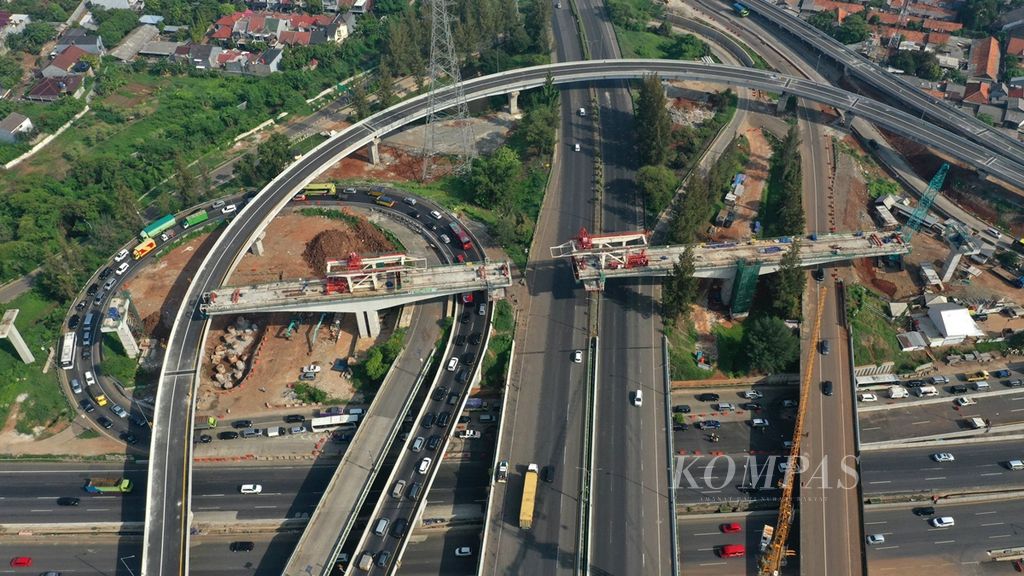 Foto aerial konstruksi LRT Jabodebek yang bersinggungan dengan jalan tol di Simpang Susun Cikunir di Kota Bekasi, Jawa Barat, Rabu (4/12/2019). 