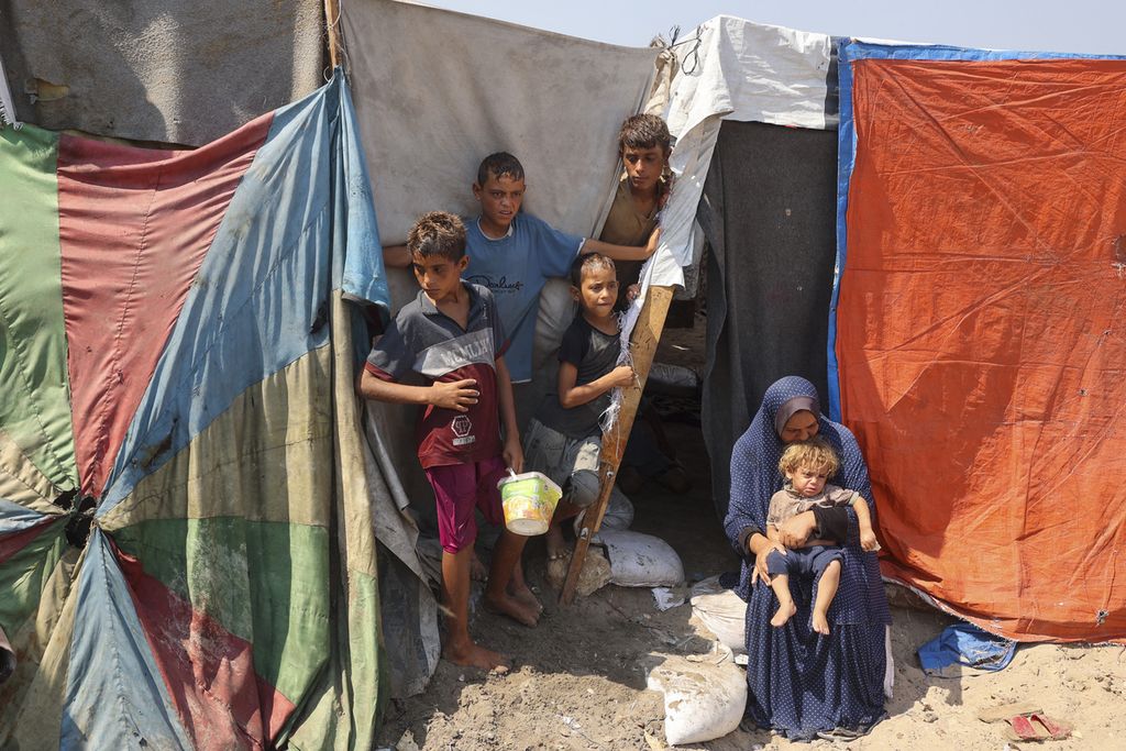 Pengungsi Palestina di kamp darurat untuk warga Palestina yang mengungsi di Deir al-Balah di Jalur Gaza bagian tengah, Senin (19/8/2024).