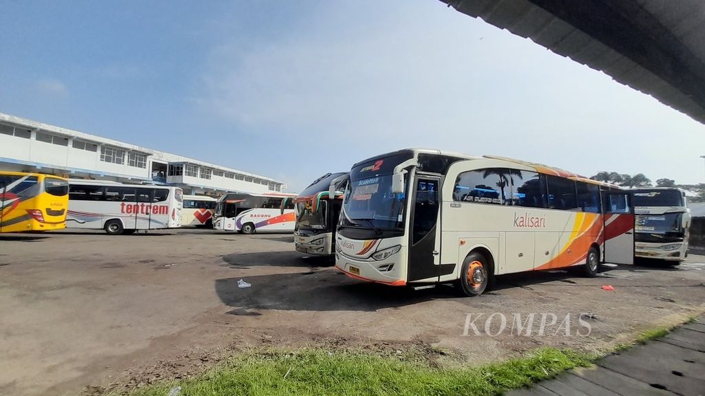 Deretan bus terparkir di dalam kawasan Terminal Arjosari, Malang, Jawa Timur, menunggu giliran berangkat mengangkut penumpang, Senin (17/4/2023) pagi. 