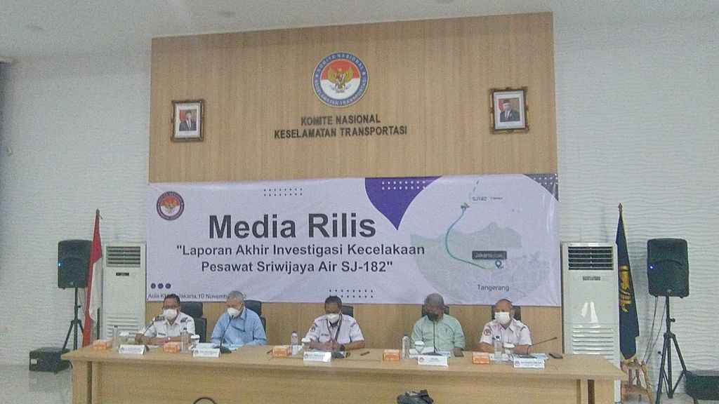 Suasana jumpa pers Komite Nasional Keselamatan Transportasi (KNKT) terkait hasil investigasi kecelakaan pesawat Sriwijaya Air SJ 182 pada 9 Januari 2021, di Gedung KNKT, Gambir, Jakarta Pusat, Kamis (10/11/2022).