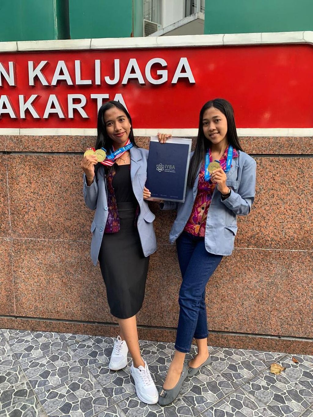 Dua anggota tim Yowana Ganesha Mekarya, Ni Luh Ayu Suandewi dan Luh Putriasih, berpose bersama di sela-sela mengikuti World Youth Invention and Innovation Award bidang pendidikan dan lingkungan di Yogyakarta pada Agustus 2022.