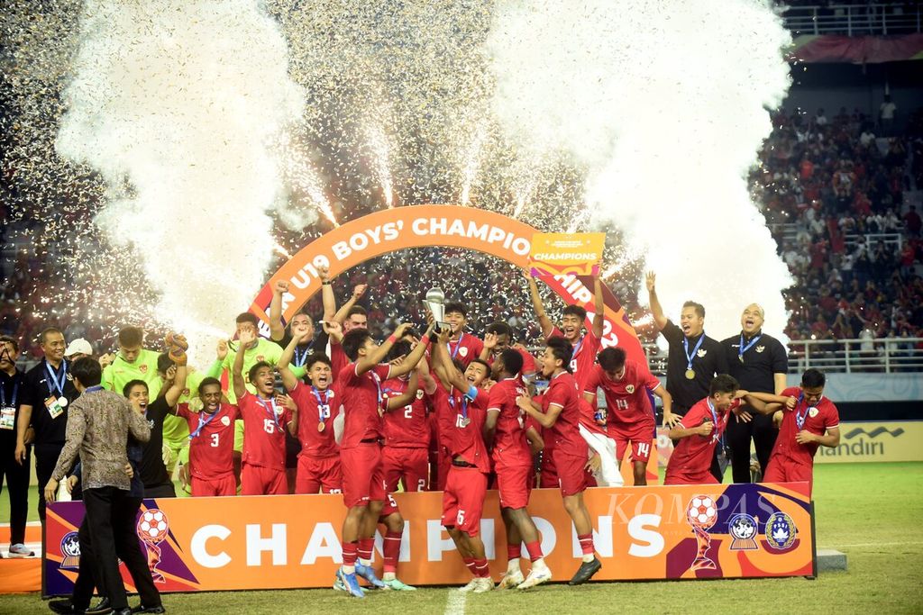 Tim Indonesia merayakan keberhasilan menjadi juara dalam laga final Piala AFF U-19 di Stadion Gelora Bung Tomo, Surabaya, Senin (29/7/2024). Indonesia mengalahkan Thailand, 1-0. 