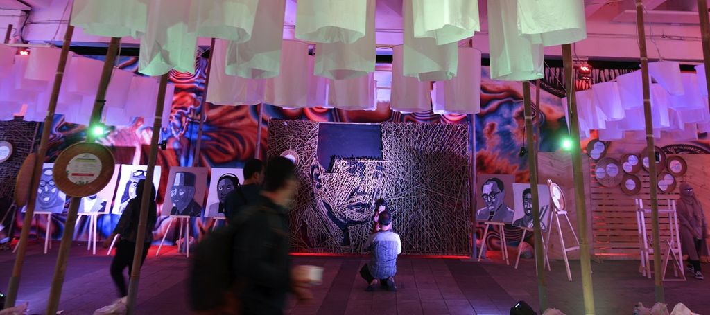 Sejumlah karya seni dan instalasi bambu yang menampilkan sosok para pahlawan dipamerkan di terowongan Jalan Kendal, Jakarta, 24 November 2019. Pameran karya seniman Nus Salomo dan sejumlah anak muda itu mengusung tema Kenali Sejarah, Raihlah Mimpimu.