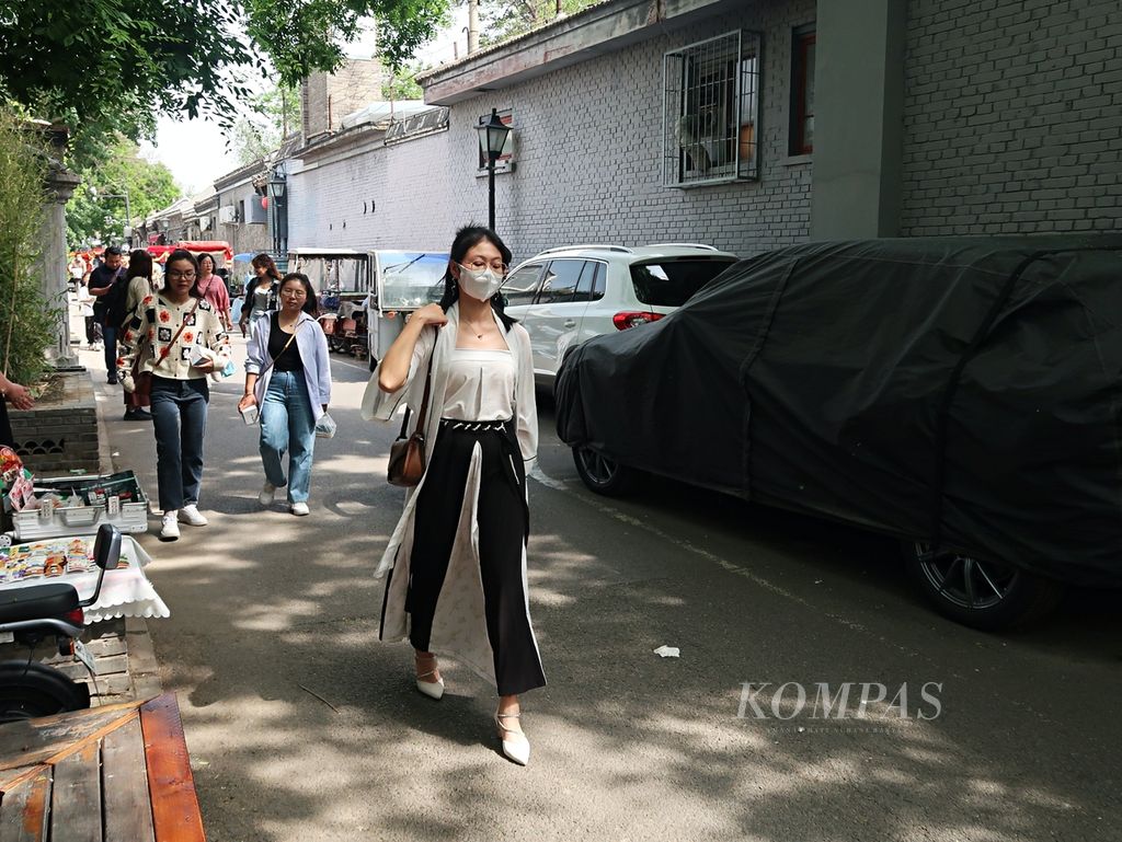 Seorang perempuan muda terlihat mengenakan <i>hanfu</i> versi modern saat berkunjung ke Nanluoguxiang atau South Luogu Lane di Distrik Dongcheng di Beijing, China, Selasa (2/5/2023). Gerakan neo-China terlihat dalam busana perempuan muda di jalanan China. Mereka memadukan baju tradisional dengan sentuhan modern.