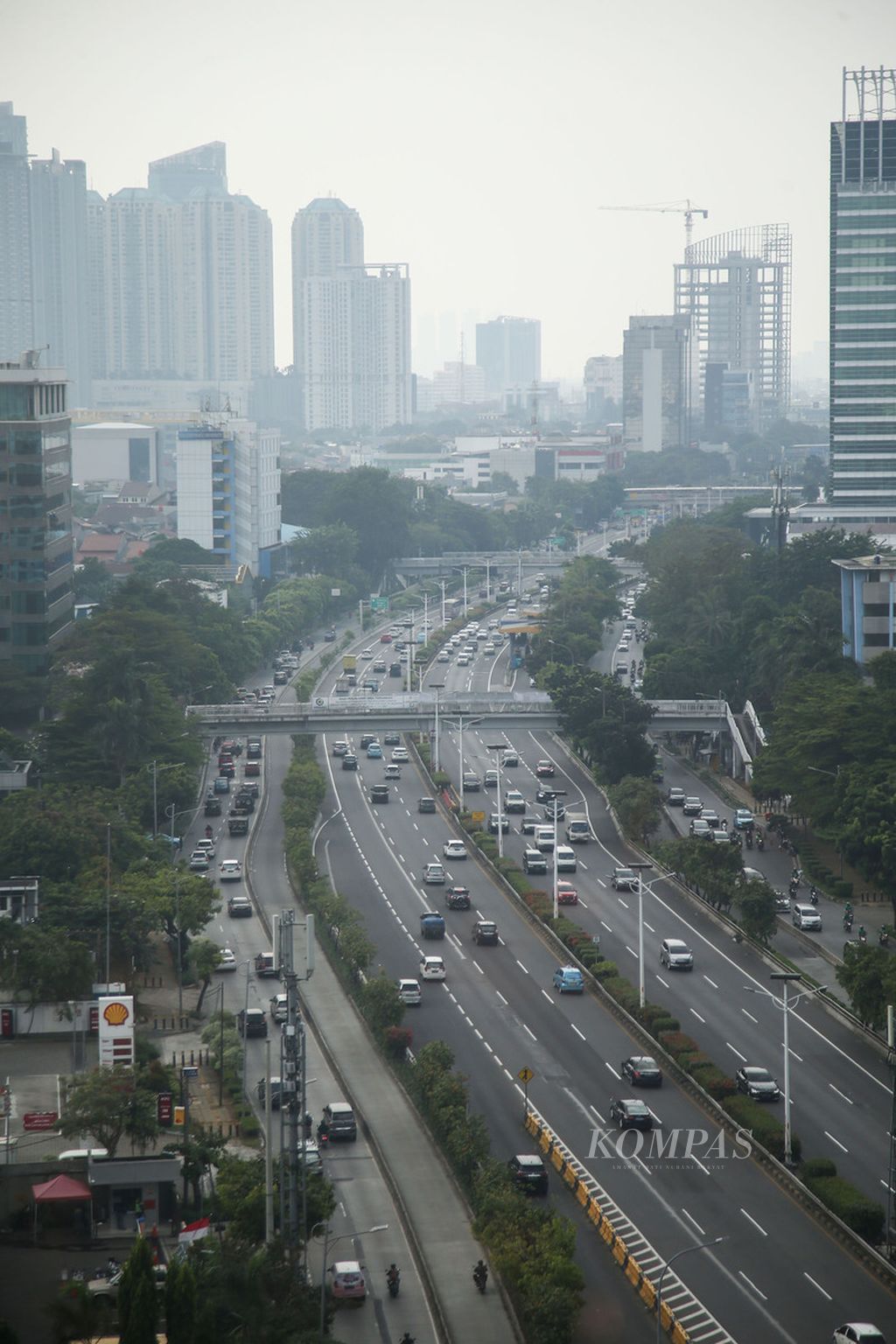 Kondisi udara di kawasan Grogol, Jakarta Barat, Jumat (4/6/2021). Polusi udara di Jakarta hingga kini masih tinggi dan beberapa kali melebihi baku mutu nasional. 