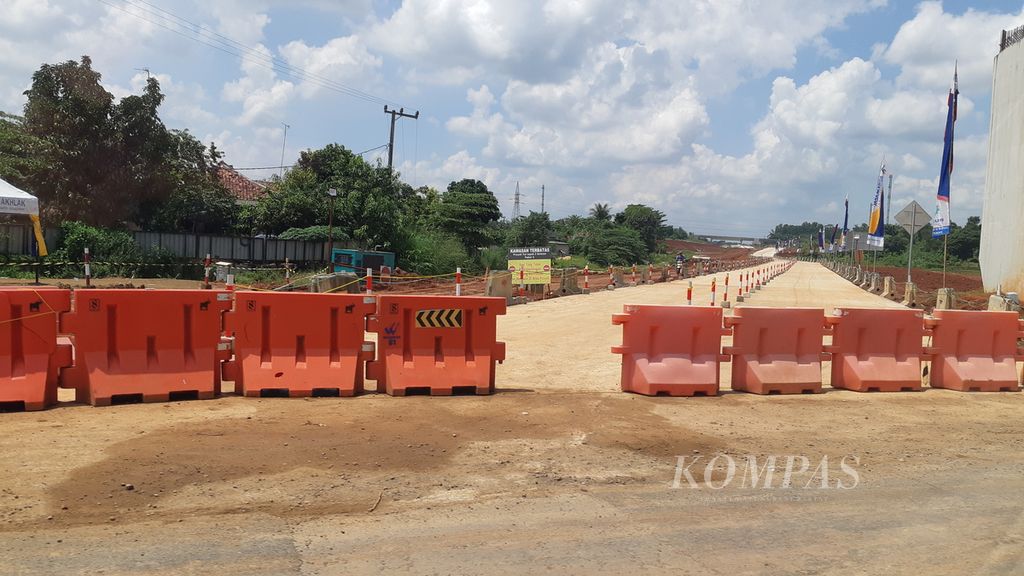Titik pertemuan antara Jalan Tol Jakarta-Cikampek II Selatan fungsional dan Jalan Raya Curug-Kosambi di Klari, Karawang, Sabtu (23/4/2022). Jalur tersebut difungsikan sebagai jalur fungsional untuk mudik, khususnya dari arah Bandung menuju Jakarta.