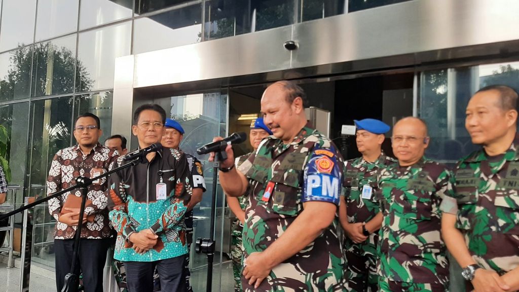 Wakil Ketua Komisi Pemberantasan Korupsi Johanis Tanak (kedua kiri) dan Komandan Pusat Polisi Militer TNI Marsekal Muda Agung Handoko (ketiga kanan) saat menyampaikan keterangan pers di Gedung KPK, Jakarta, Jumat (28/7/2023).