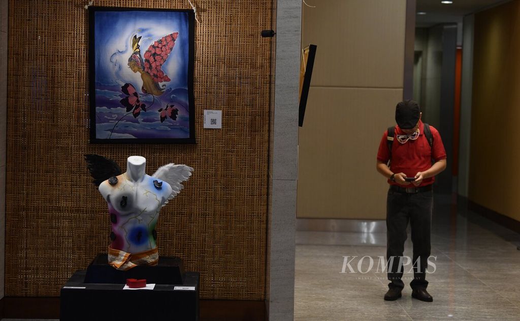 Suasana pembukaan pameran seni rupa dan NFT bertajuk Re-Identify di Galeri Astra, Menara Astra, Jakarta, Rabu (26/7/2023). 