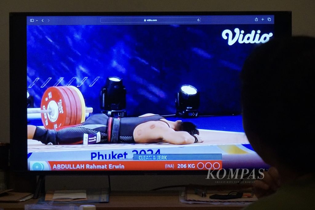 Momen setelah lifter Indonesia, Rahmat Erwin Abdullah, gagal melakukan percobaan terakhir angkatan <i>clean and jerk</i> di Piala Dunia Angkat Besi 2024 di Phuket, Thailand, Kamis (4/4/2024). Kegagalan ini membuat Rahmat tak lolos ke Olimpiade Paris 2024.