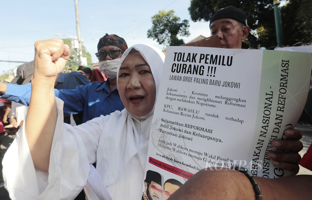 Massa pengunjuk rasa yang terdiri atas beberapa kelompok berkumpul di kawasan Kantor Komisi Pemilihan Umum (KPU), Jakarta, Rabu (20/3/2024).
