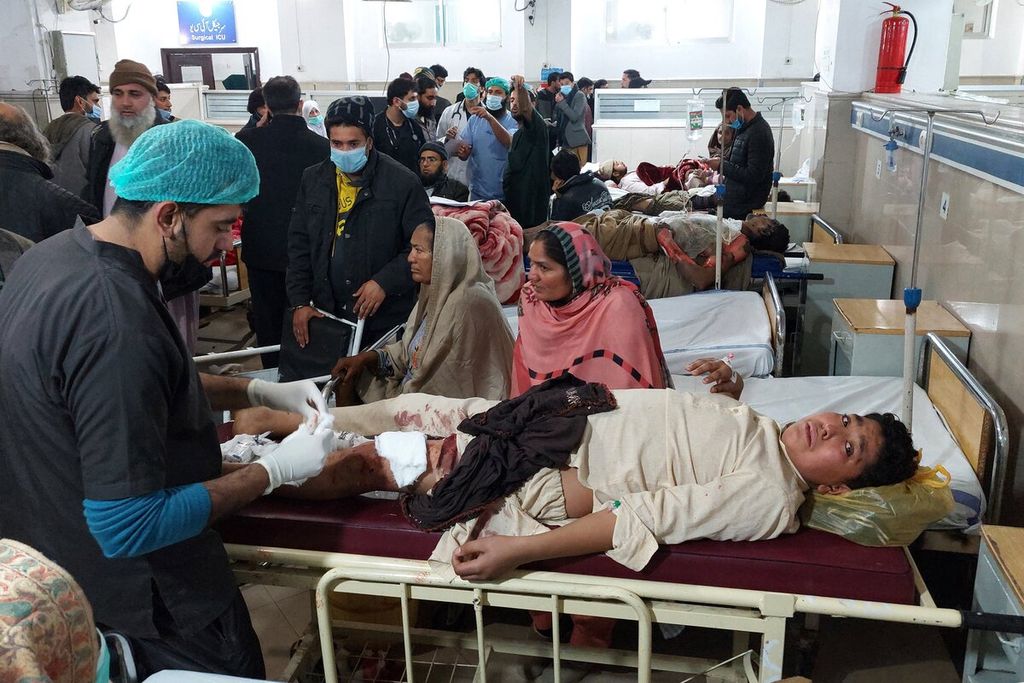 Paramedis memberikan perawatan kepada seorang pria yang terluka di sebuah rumah sakit menyusul ledakan bom di sebuah distrik perbelanjaan yang ramai di Lahore, Pakistan, Kamis (20/1/2022). Laporan sementara otoritas keamanan Pakistan menyatakan tiga orang tewas dan 28 lainnya terluka. Namun beberapa orang yang terluka tersebut berada dalam kondisi kritis. AFP/ARIF ALI A paramedic gives treatment to an injured man at a hospital following a bomb blast that killed two people and wounded 22 others at a busy shopping district in Lahore on January 20, 2022. (Photo by Arif ALI / AFP)