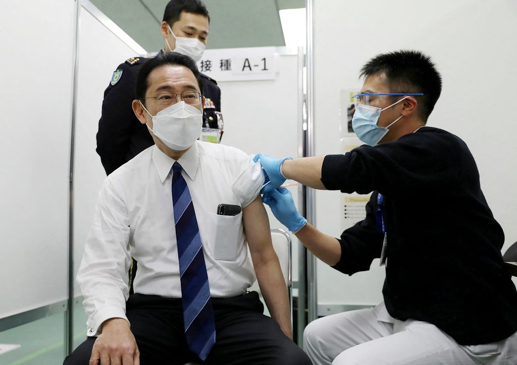 Perdana Menteri Jepang Fumio Kishida  menerima vaksin penguat Covid-19, di Tokyo, 4 Maret 2022. 