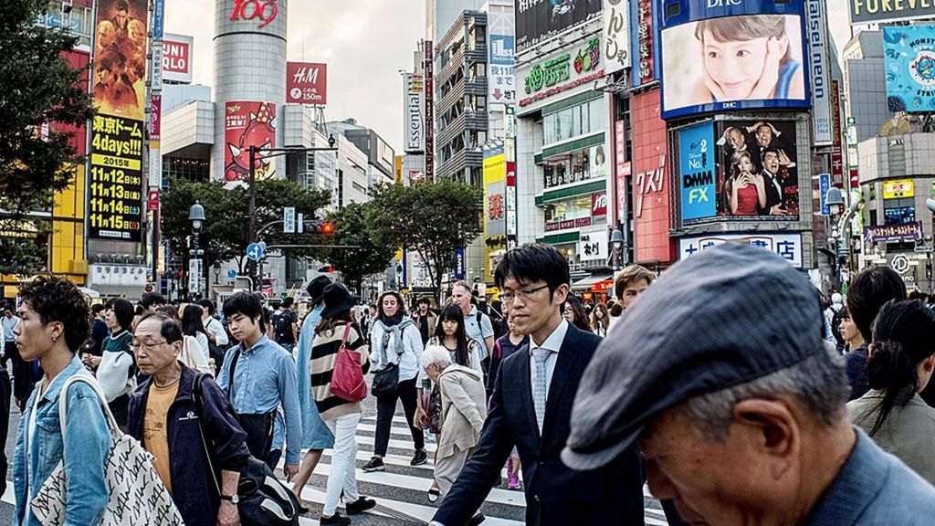 Warga Tokyo, Jepang, melintasi kawasan Shibuya, 13 Oktober 2015. Jepang termasuk negara dengan struktur penduduk menua akibat melonjaknya jumlah warga lansia dan terus turunnya hasrat kaum muda terhadap seks.