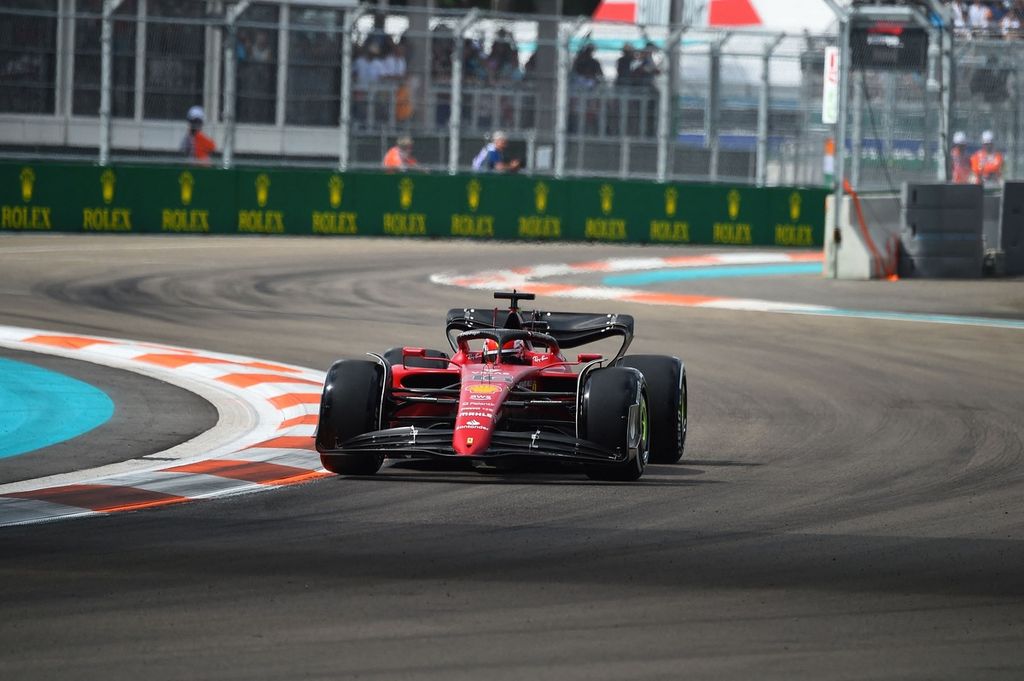 Pebalap tim Ferrari Charles Leclerc memacu mobilnya pada ajang F1 seri Miami di Sirkuit Internasional Miami, Florida, AS, Minggu (8/5/2022). Leclerc menjadi pemenang kedua pada ajang itu. 