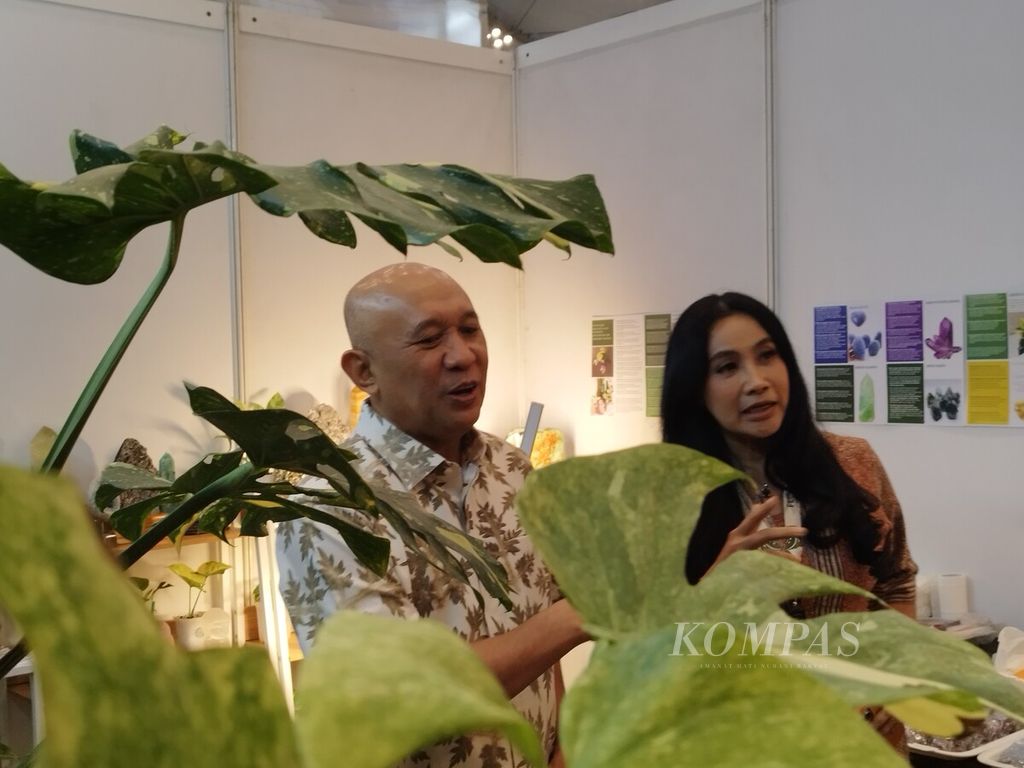 Menteri Koperasi dan Usaha Kecil Menengah Teten Masduki mengunjungi sejumlah stan pameran dalam Floriculture Indonesia International Expo 2023, di ICE BSD, Kabupaten Tangerang, Kamis (28/9/2023).