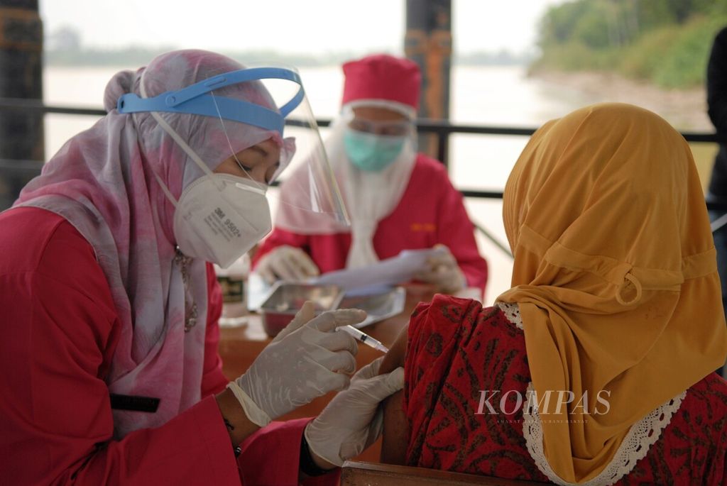Petugas menyuntikkan vaksin Covid-19 di Desa Manis Mato, Kecamatan Taman Rajo, Kabupaten Muaro Jambi, Jambi, Rabu (18/8/2021).