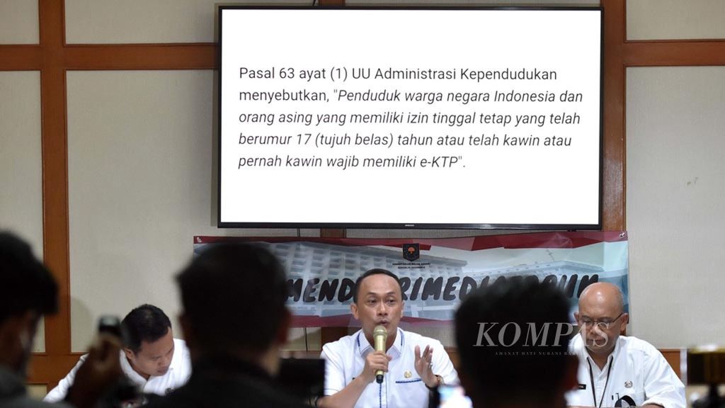 Direktur Jenderal Kependudukan dan Catatan Sipil Kementerian Dalam Negeri Zudan Arif Fakrulloh (tengah) di kantor Kemendagri, Jakarta, Rabu (27/2/2019). 