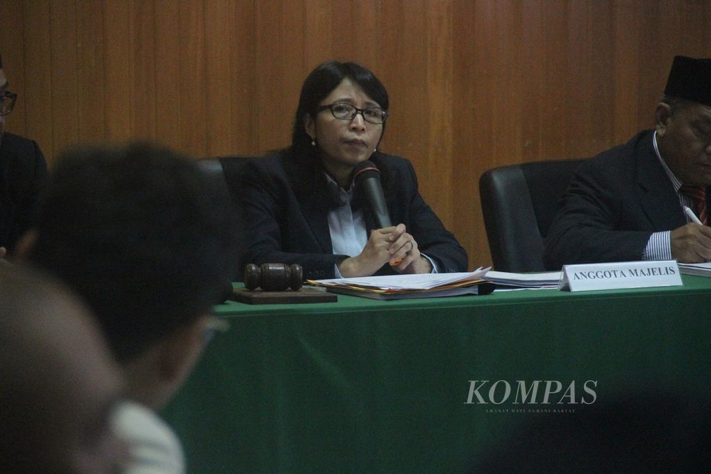 Ida Budhiati saat masih menjabat anggota DKPP di kantor Badan Pengawas Pemilu Kalimantan Selatan di Banjarmasin, Senin (15/1).