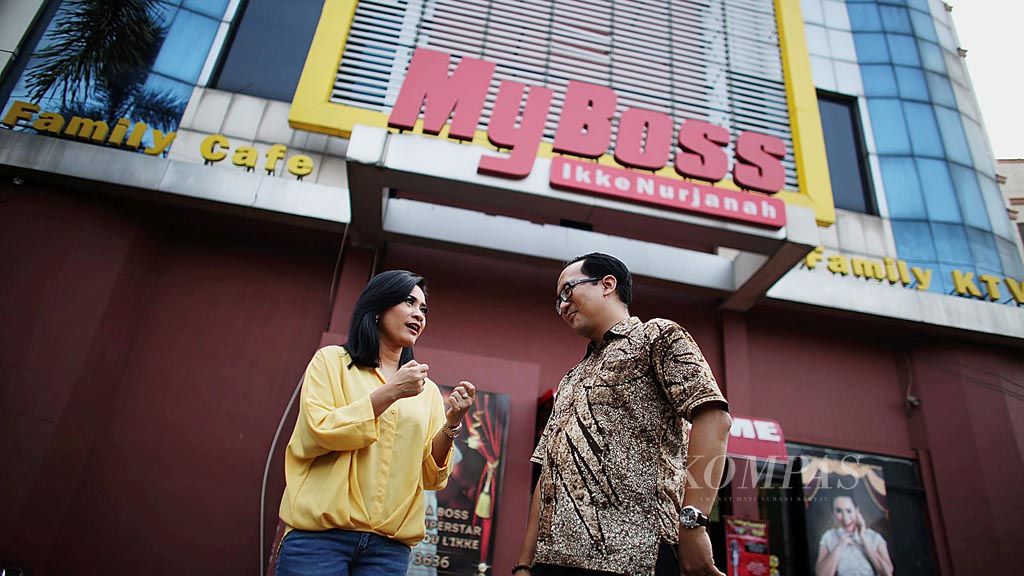 Penyanyi dangdut Ikke Nurjanah (kiri) berbincang dengan Mirza A Muthi, Manajer Operasional My Boss Family Cafe and Karaoke, di kawasan Kemanggisan, Jakarta.