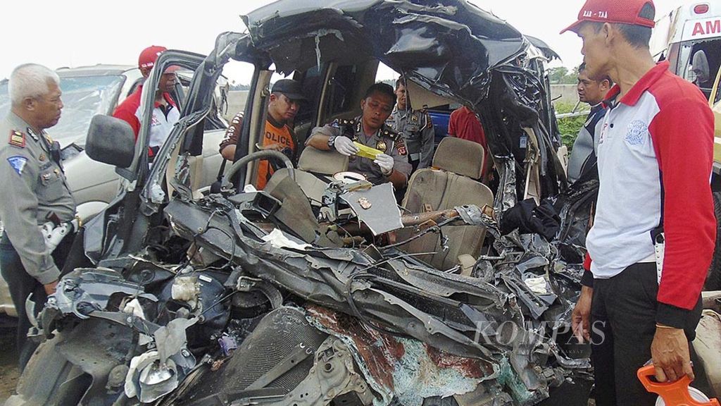 Polisi memeriksa minibus Luxio yang ringsek kecelakaan di Jalan Tol Cikopo-Palimanan Kilometer 161.300, wilayah Kabupaten Majalengka, Jawa Barat, Minggu (15/1) pukul 02.30. Tujuh orang tewas dan tiga orang lainnya luka-luka dalam kecelakaan di Tol Cipali tersebut.