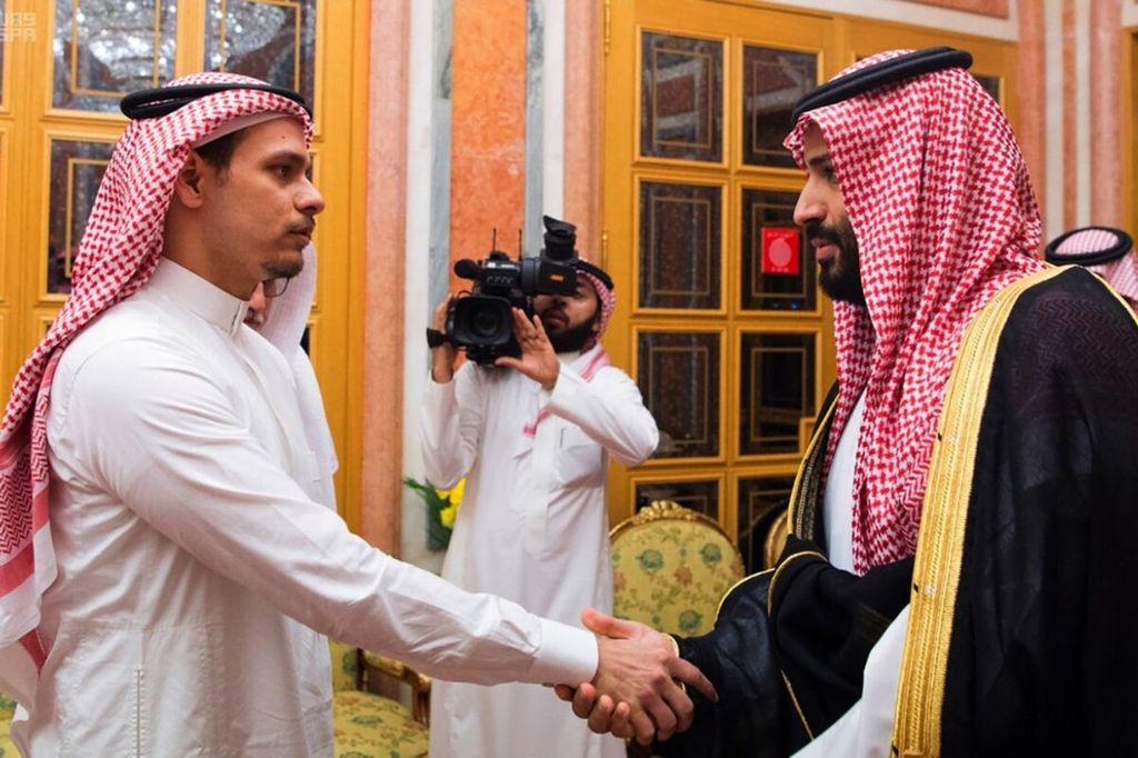 Dalam foto 23 Oktober 2018 yang dirilis oleh Saudi Press Agency, Salah Khashoggi (kiri), putra Jamal Khashoggi, bersalaman dengan Putra Mahkota Pangeran Mohammed bin Salman di Riyadh, Arab Saudi. Anak-anak Khashoggi pada Jumat (22/5/2020) memaafkan para pembunuh ayahnya.