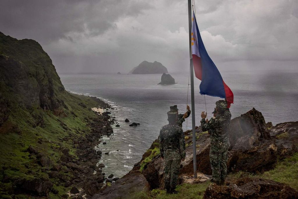  Tentara Filipina mengibarkan bendera negaranya di Pulau Mavulis, Batanes, wilayah Filipina paling utara dan terdekat dengan Taiwan, 29 Juni 2023. 