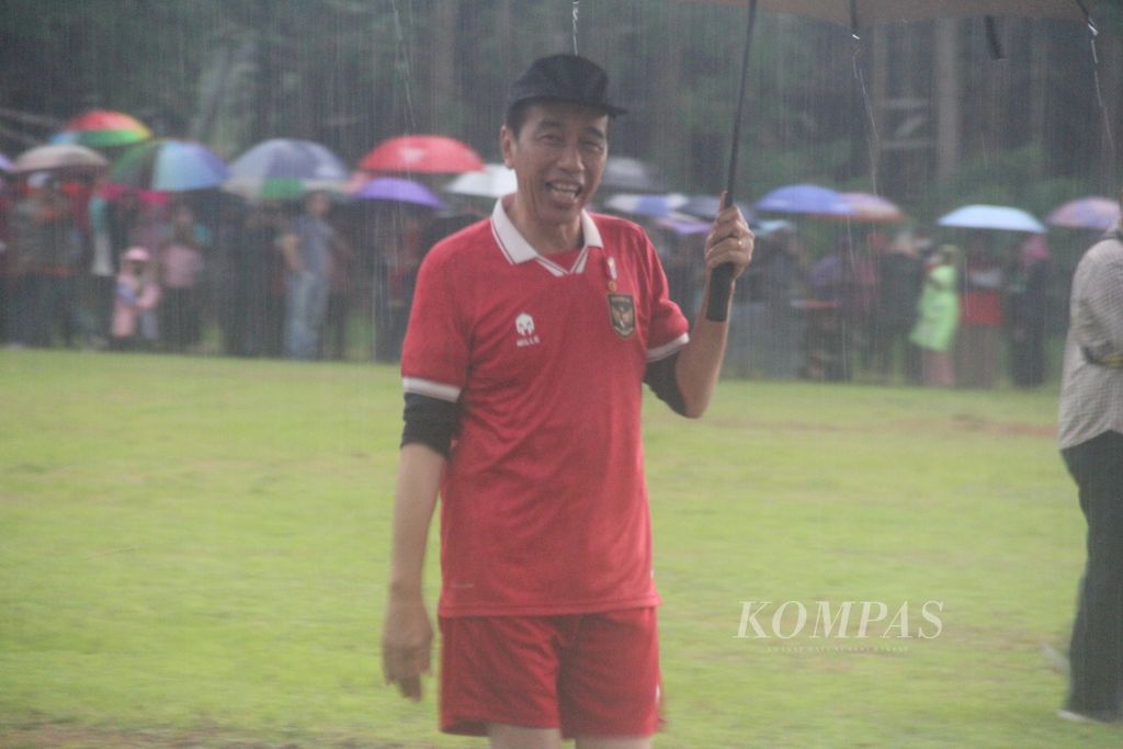 Presiden Joko Widodo memasuki lapangan untuk bermain sepak bola bersama anak-anak di Lapangan Gamplong, Kabupaten Sleman, Daerah Istimewa Yogyakarta, Sabtu (24/1/2024) sore. Presiden Jokowi berperan sebagai penjaga gawang dalam permainan itu.