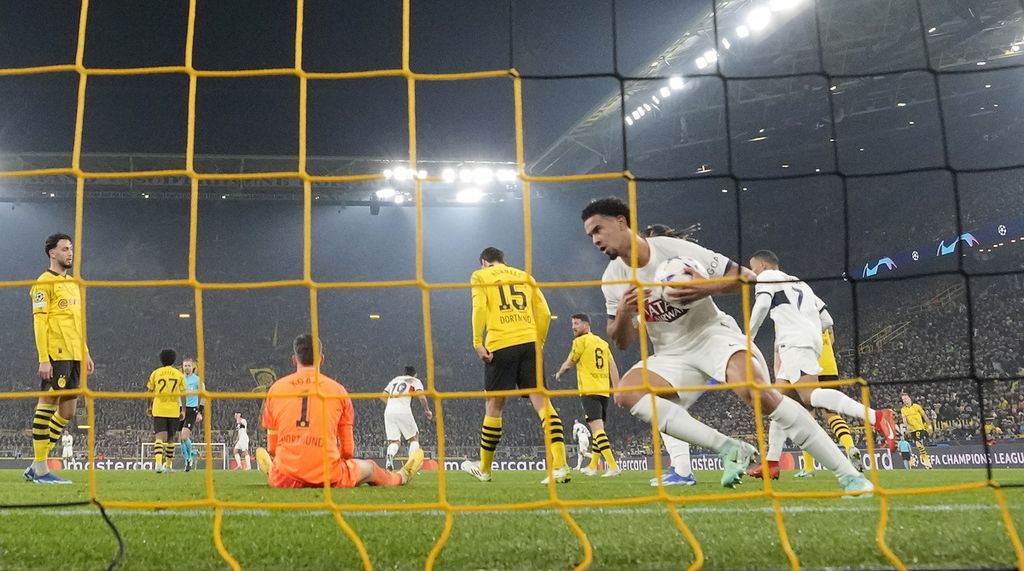 Gelandang PSG, Warren Zaire-Emery, setelah mencetak gol ke gawang Borussia Dortmund, Kamis (14/12/2023) dini hari WIB. 