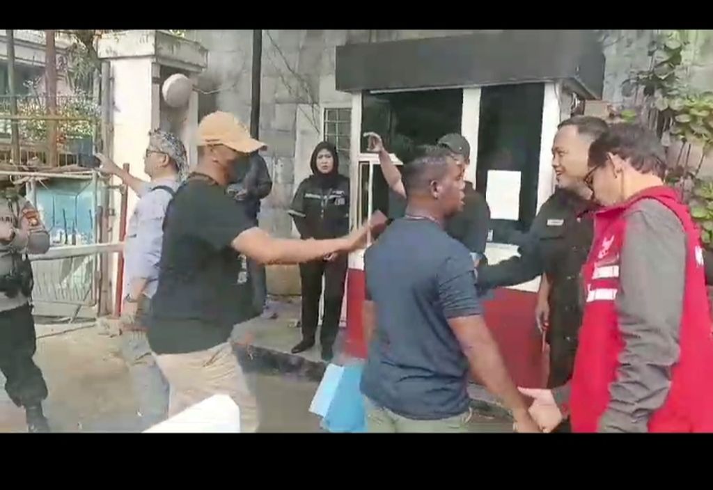 Pengunjuk rasa yang diduga membubarkan diskusi bertajuk &quot;Silaturahmi Kebangsaan Diaspora bersama Tokoh dan Aktivis Nasional” <i>ngobrol </i>dengan polisi di salah satu hotel di Jakarta, Sabtu (29/9/2024).