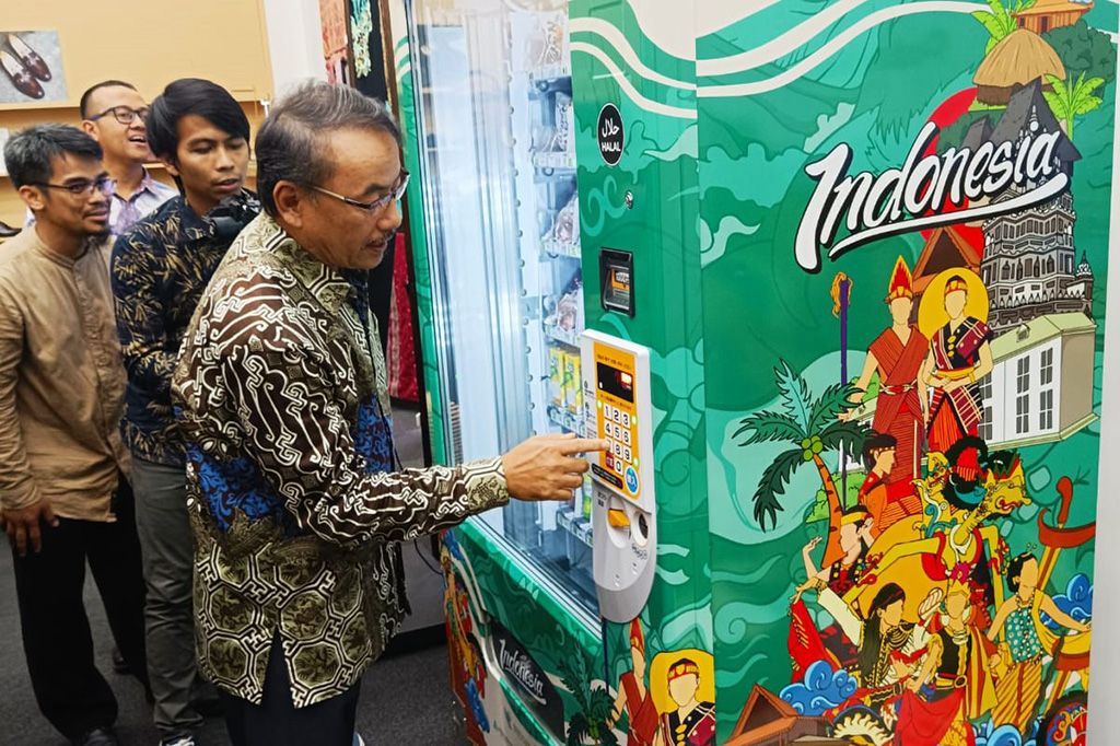 Peluncuran mesin penjual otomatis untuk pangan halal Indonesia di KBRI Tokyo, Jepang, pada Juni 2023.